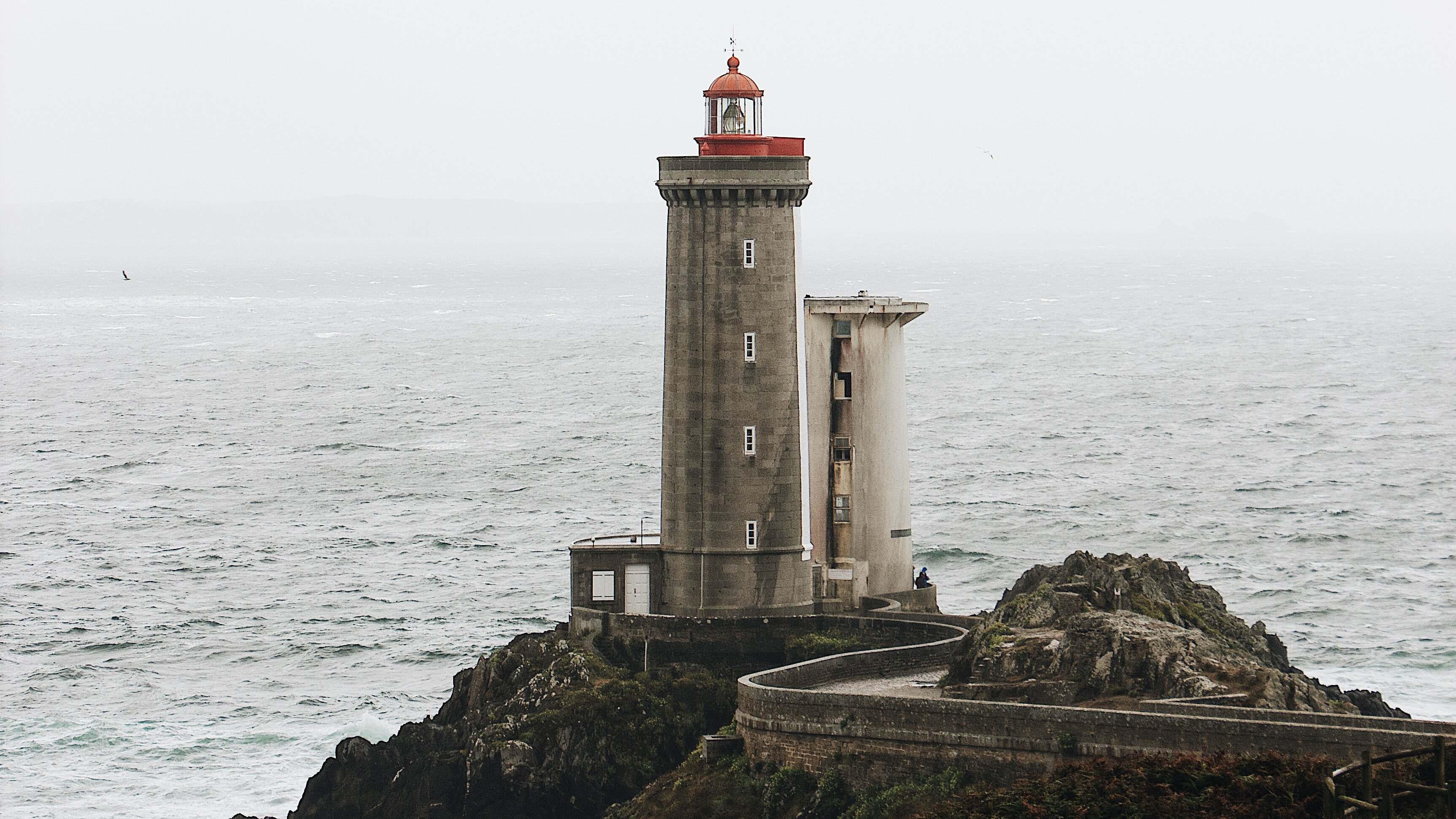 Ein Leuchtturm an der Felsenküste